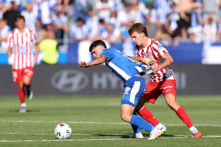 Aleñá y Pablo Barrios disputan un balón