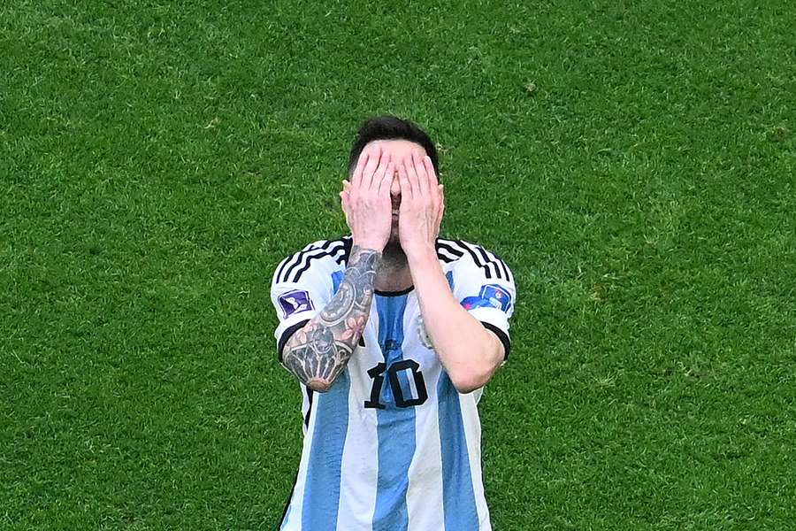 Messi lamenta 'cinco minutos de errores', Scaloni insta a los jugadores a mantener la barbilla en alto.