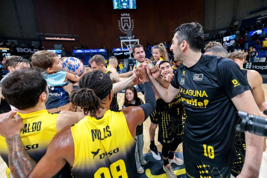 Los jugadores de La Laguna Tenerife celebran su victoria ante Casademont Zaragoza Los jugadores de La Laguna Tenerife celebran su victoria ante Casademont Zaragoza