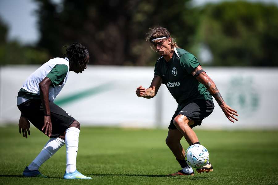 Ricardo Mangas em ação no jogo contra a equipa B Ricardo Mangas em ação no jogo contra a equipa B