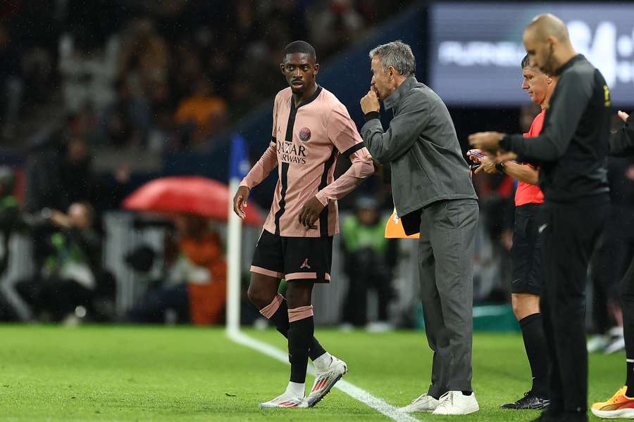 Dembélé vorbește cu Luis Enrique în timpul meciului cu Stade Rennais.