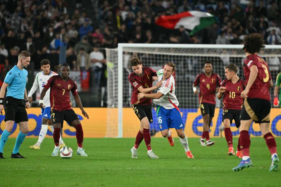 Souboj Davide Frattesiho a Maxims De Cuypera v zápase Itálie s Belgií, který skončil 2:2.