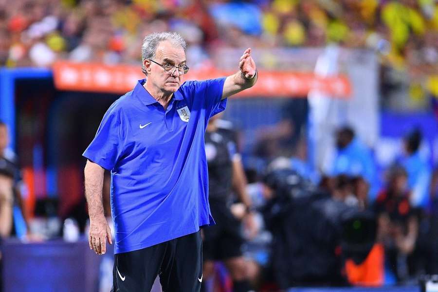 Bielsa da órdenes a sus jugadores.