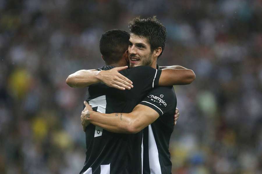 Piazon cumprimenta Victor Sá após gol marcado sobre o Fluminense