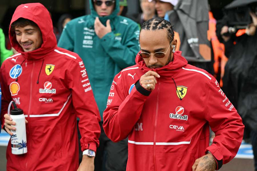 Charles Leclerc y Lewis Hamilton, pilotos de Ferrari