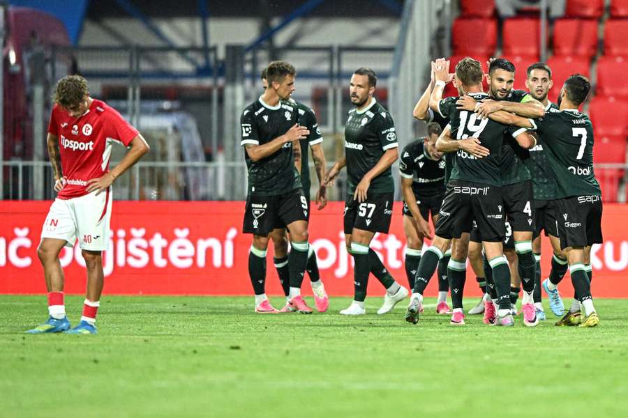 Jablonec slaví výhru na hřišti Pardubic. Jablonec slaví výhru na hřišti Pardubic.