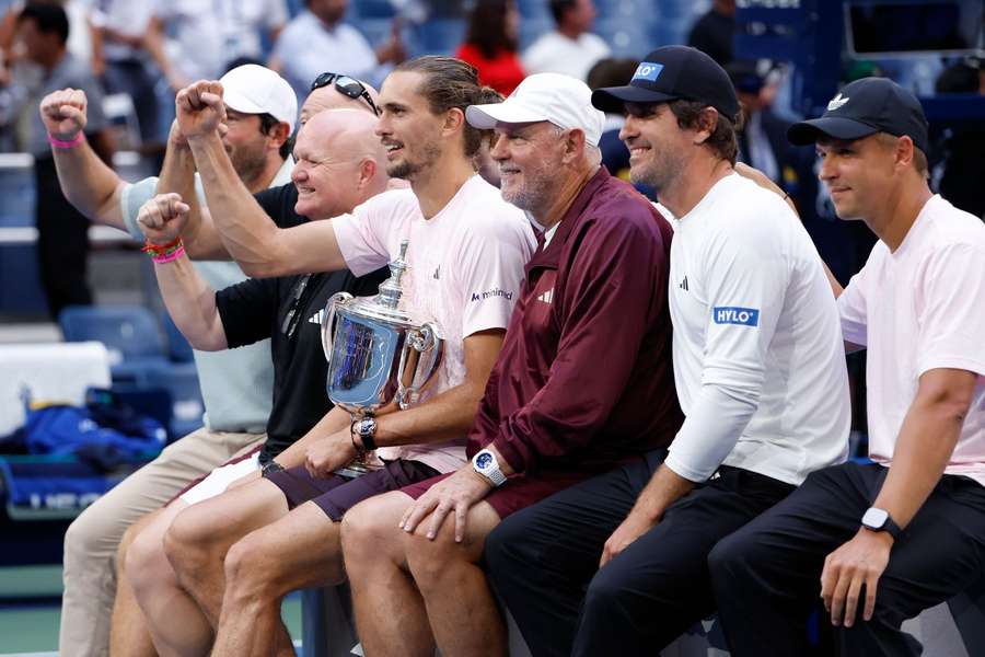 Alexander Zverev i jego zespół po triumfie w US Open Alexander Zverev i jego zespół po triumfie w US Open