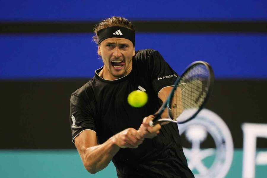 Zverev golpea la bola