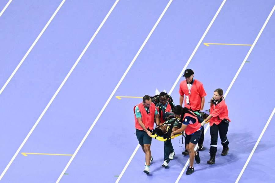 Lamecha Girma deixou o Stade de France numa maca e com um colar cervical.