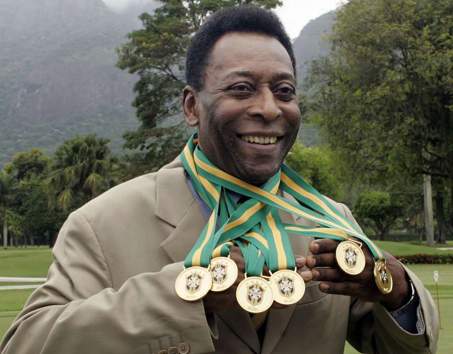 Pelé posa con le sue sei medaglie di campione del Brasile durante una cerimonia a Rio de Janeiro nel 2010