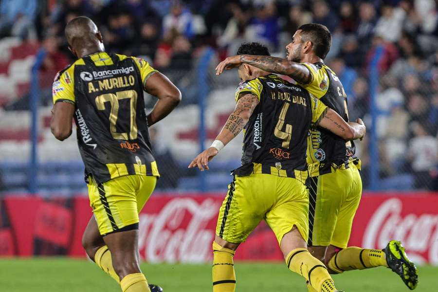 Jugadores del Deportivo Táchira celebran un gol.