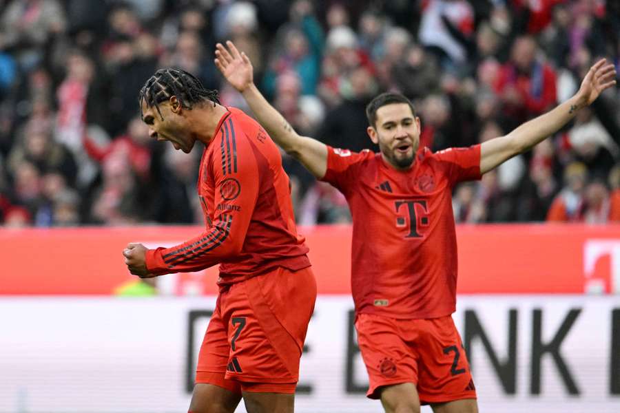Raphael Guerreiro assistiu para o segundo golo de Harry Kane