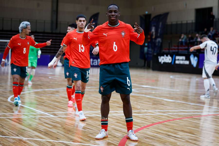 Kutchy fez o gosto ao pé na goleada de Portugal Kutchy fez o gosto ao pé na goleada de Portugal