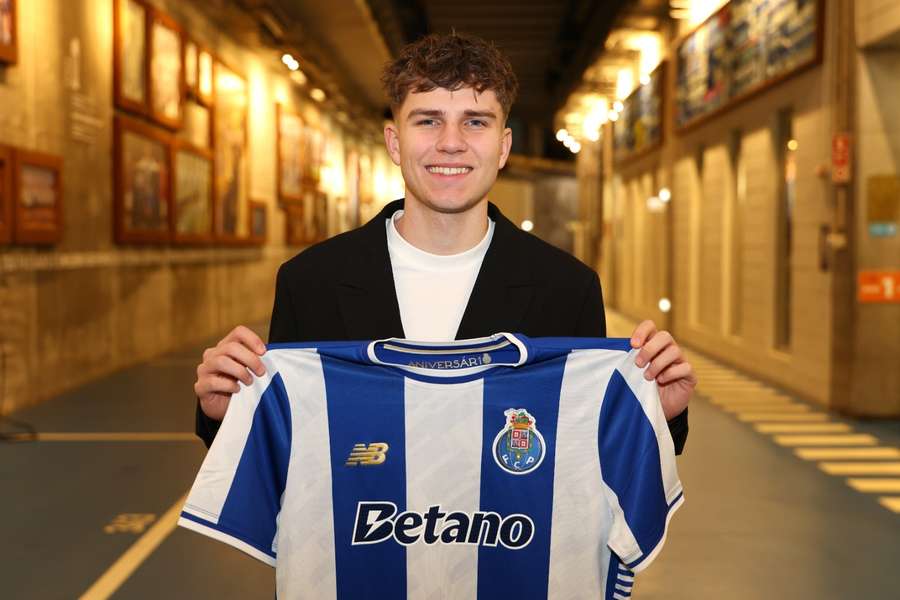 Oskar Pietuszewski assinou pelo FC Porto até 2029