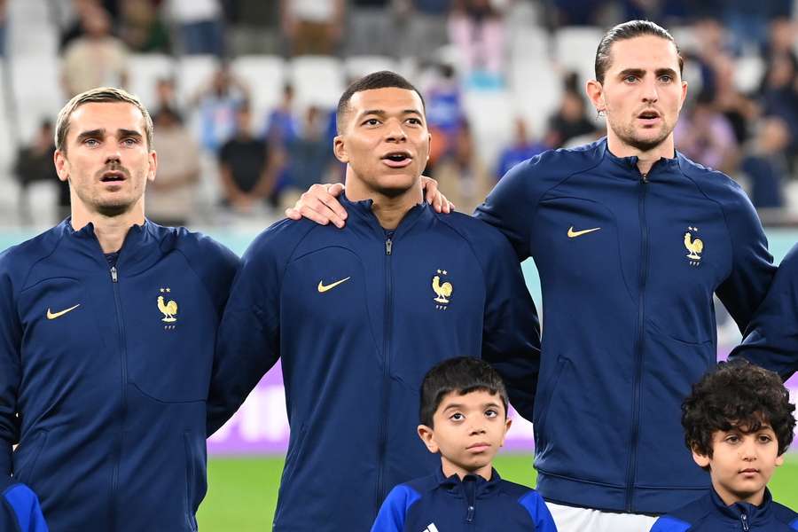 Griezmann, Mbappé en Adrien Rabiot tijdens de volksliederen voorafgaand aan de WK-wedstrijd tegen Polen op 4 december 2022