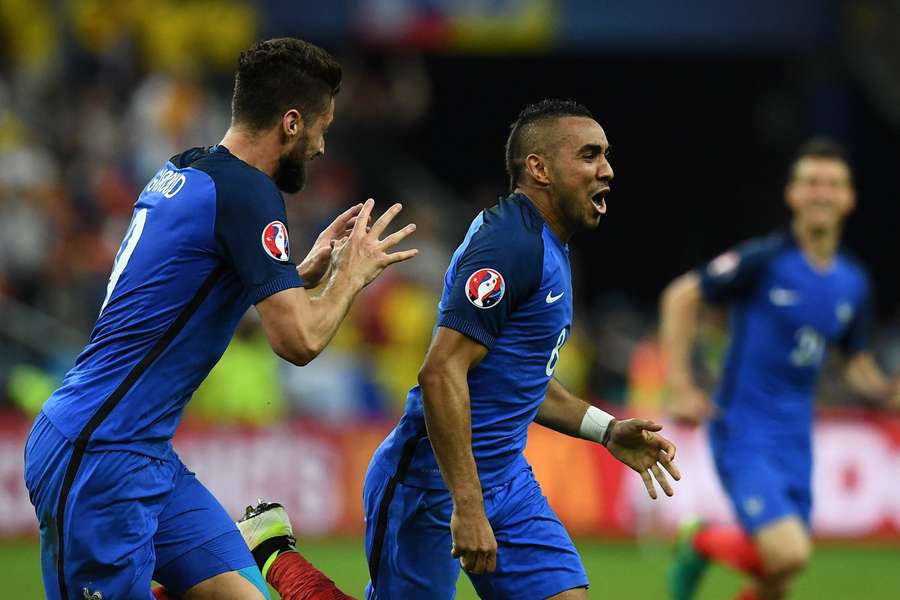 Il francese Dimitri Payet (al centro) festeggia il suo gol vincente contro la Romania nella partita inaugurale di Euro 2016