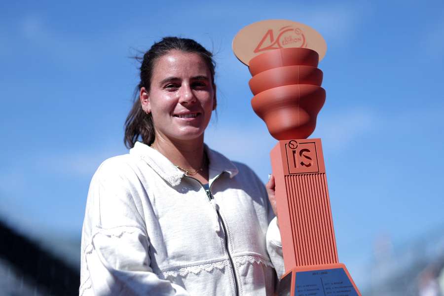 Emma Navarro et son trophée. Emma Navarro et son trophée.