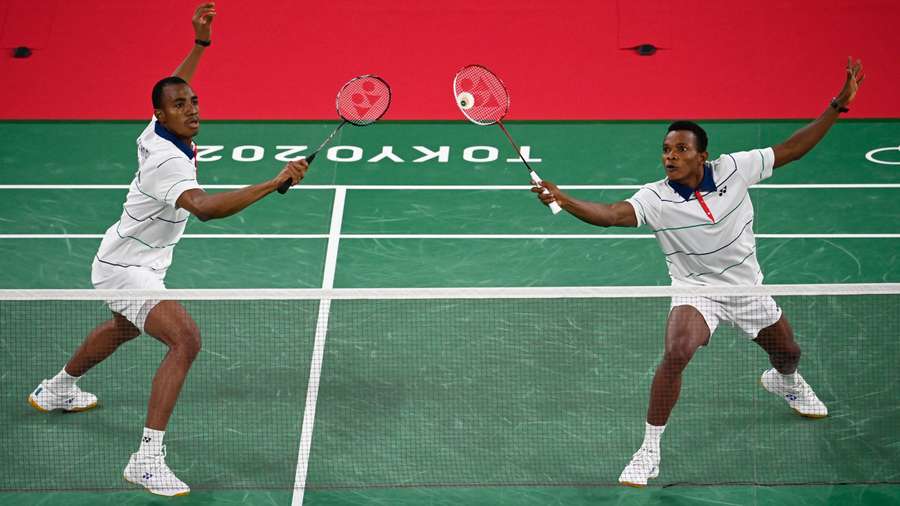 Godwin Olofua (R) et Anuoluwapo Juwon Opeyori en action aux Jeux de 2020