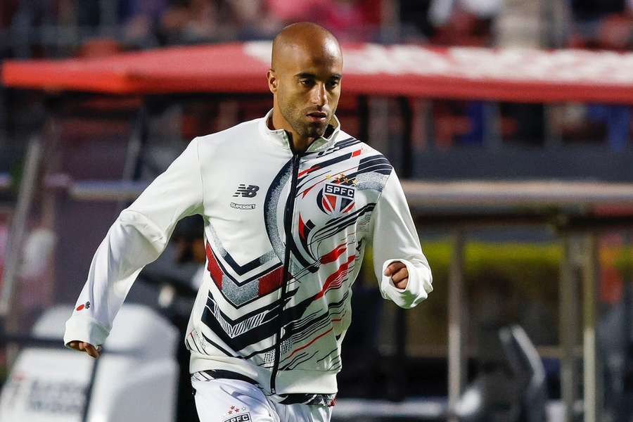 Lucas Moura realizou cirurgia no sábado (30)
