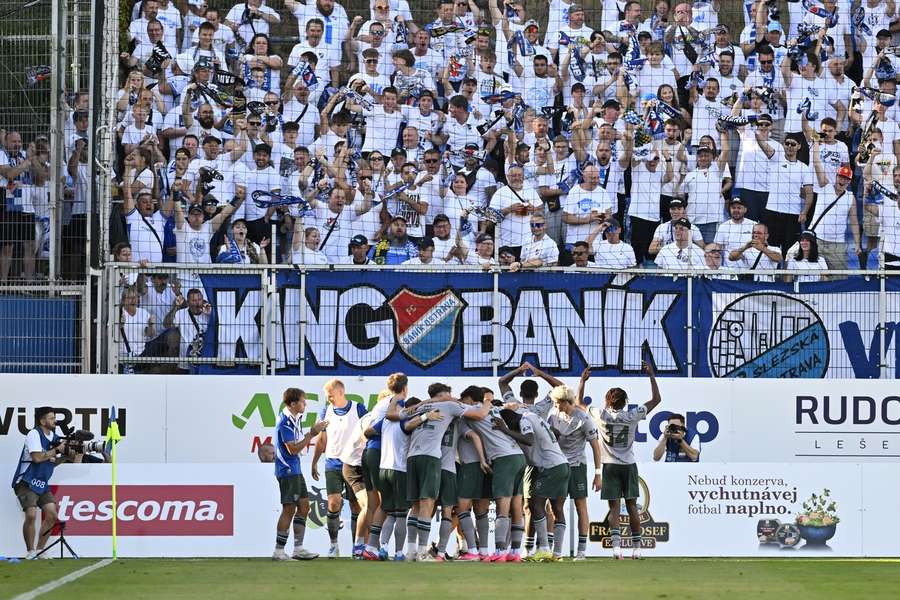 Hráči Baníku slaví vítězný gól Václava Jurečky na hřišti Zlína. Hráči Baníku slaví vítězný gól Václava Jurečky na hřišti Zlína.