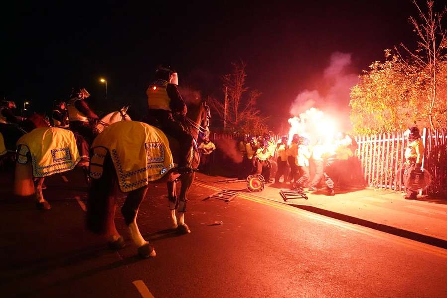 Rellen in Birmingham tussen de politie en hooligans van Legia Warschau