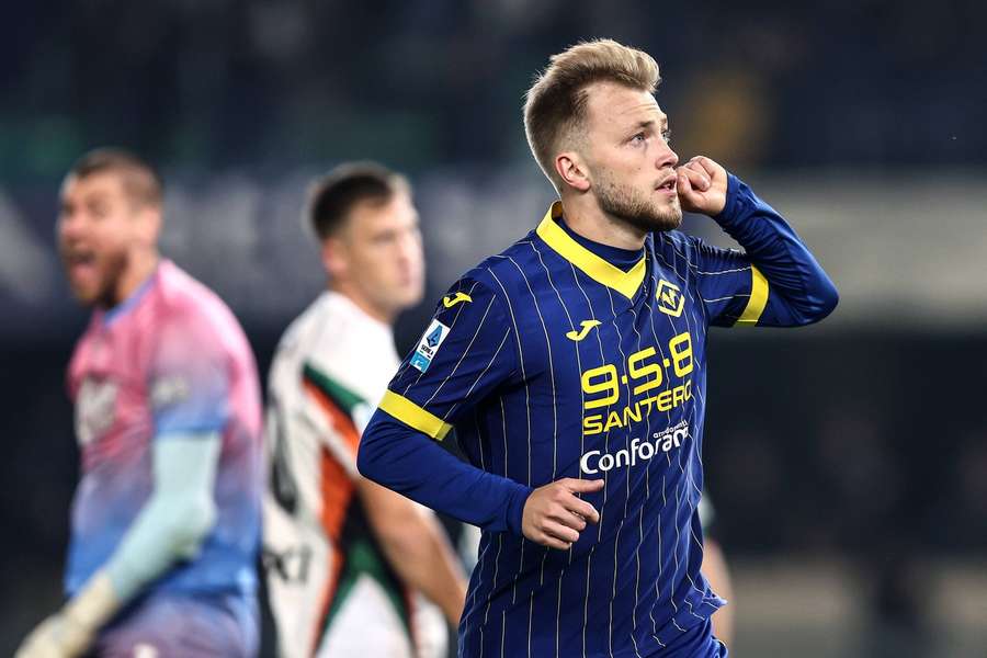 Casper Tengstedt esulta per il gol al Venezia