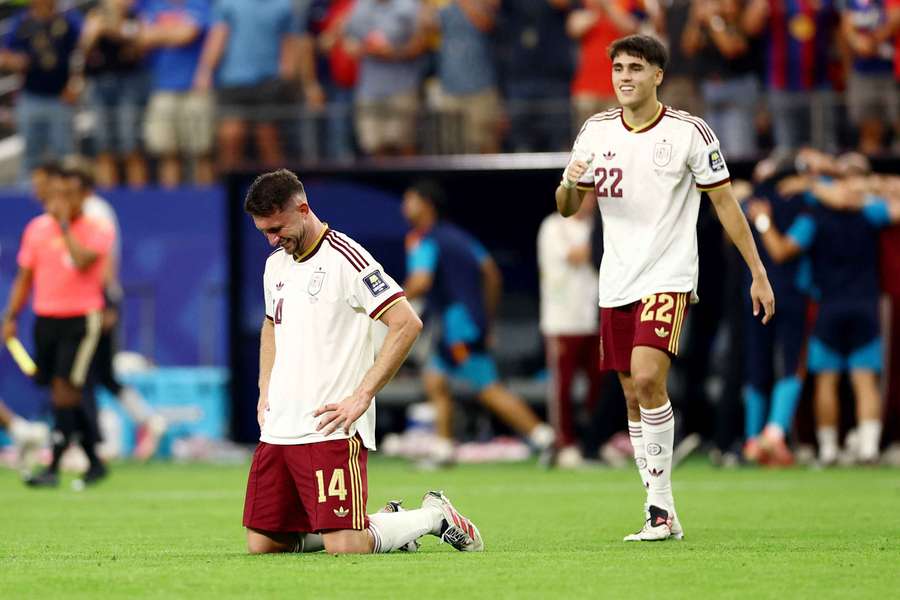 Laporte, de rodillas, y Cubarsí, tras eliminar a Francia del Mundial Laporte, de rodillas, y Cubarsí, tras eliminar a Francia del Mundial