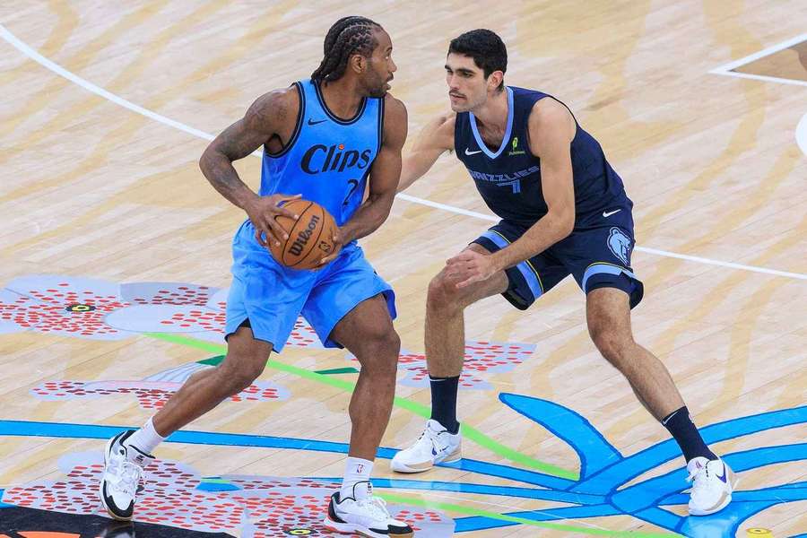 Aldama, en defensa ante Kawhi Leonard