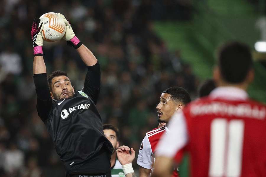 Antonio Adán foi apontado ao Alverca mas SAD nega interesse