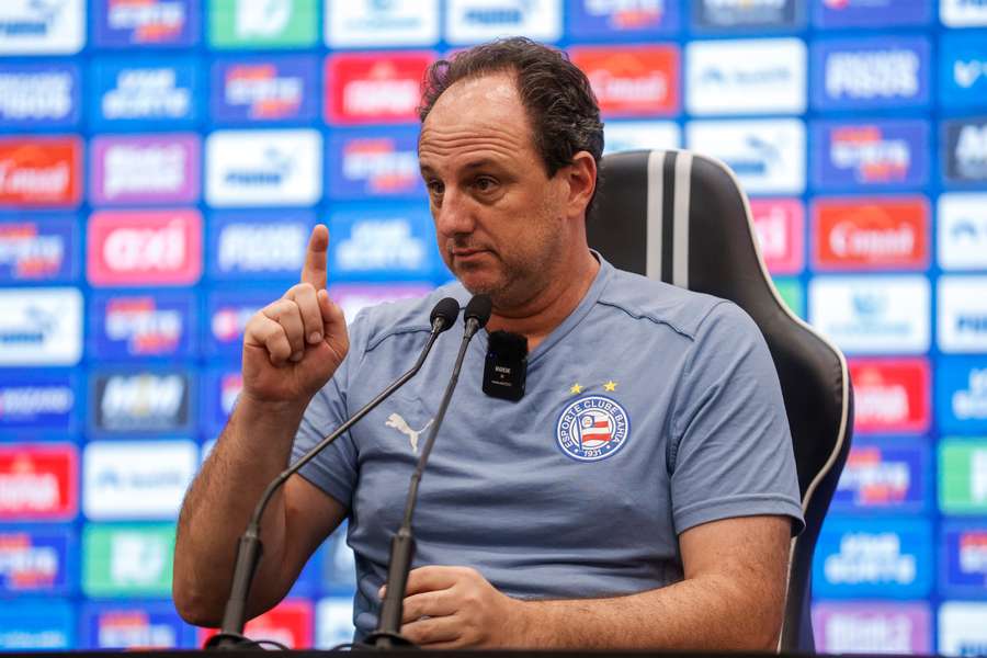 O técnico Rogério Ceni criticou critério adotado pela arbitragem O técnico Rogério Ceni criticou critério adotado pela arbitragem