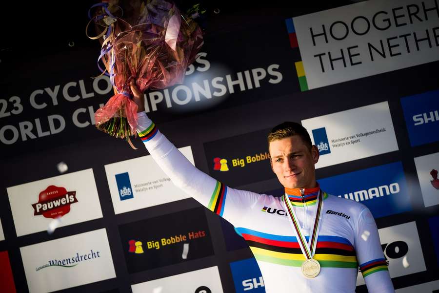 Ciclismo: Van Aert ko, Van der Poel campione del mondo di cross