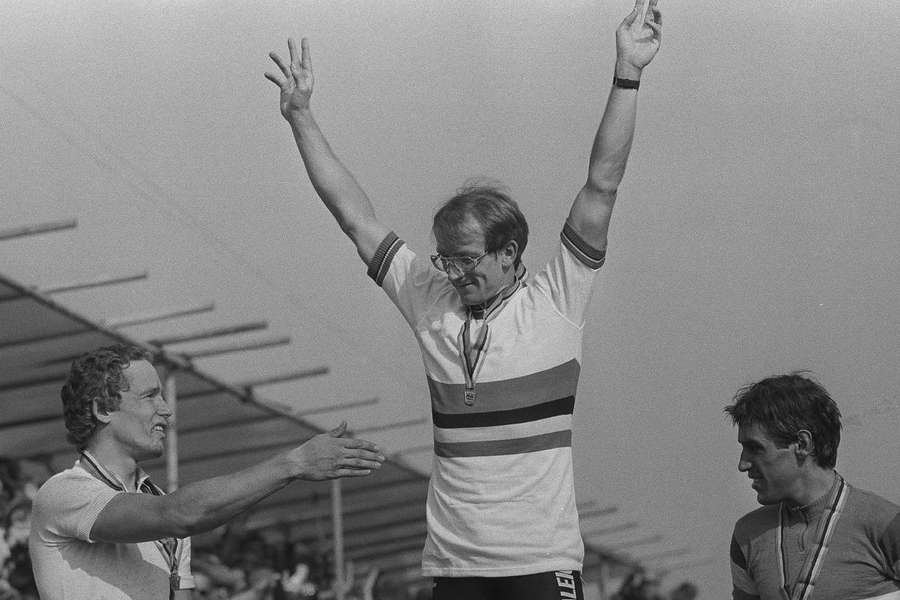 Jan Raas sul podio dei campionati del mondo del 1979 a Valkenburg, sulle strade utilizzate dall'Amstel Gold Race