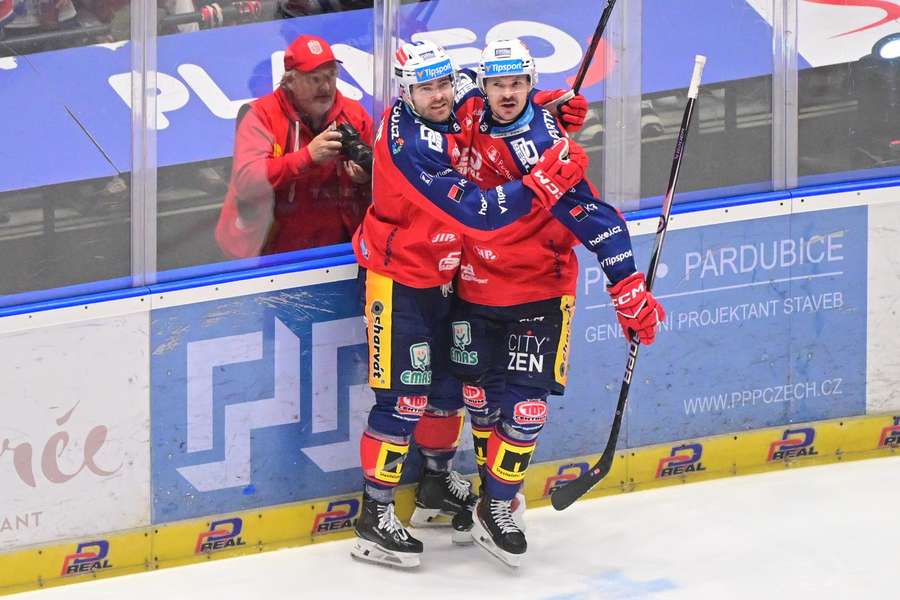 Kelemen (vpravo) sa raduje z gólu do bránky Komety Brno.