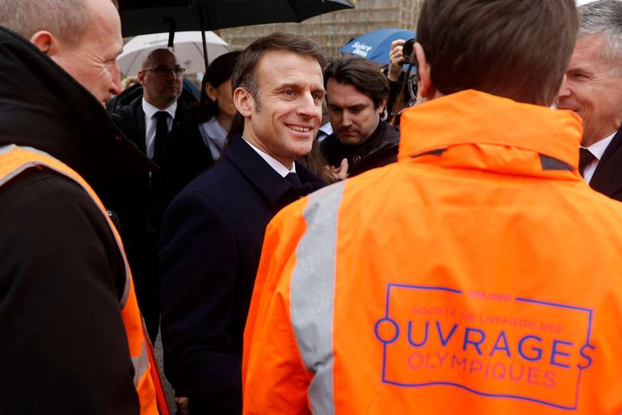 Macron visitou local que será usado como moradia após Jogos Paralímpicos
