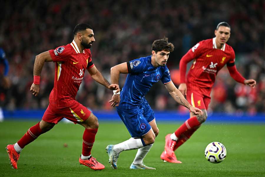 Duelo entre gigantes do futebol inglês voltará a ocorrer neste domingo (4) 