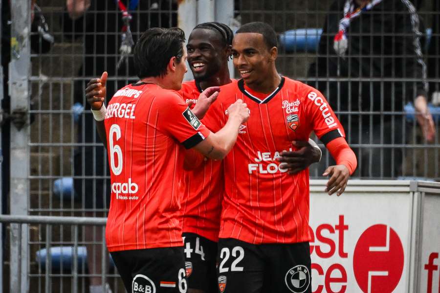 Eli Junior Kroupi célèbre son but avec Darlin Yongwa et Laurent Abergel lors du match face à Caen au stade du Moustoir. Eli Junior Kroupi célèbre son but avec Darlin Yongwa et Laurent Abergel lors du match face à Caen au stade du Moustoir.