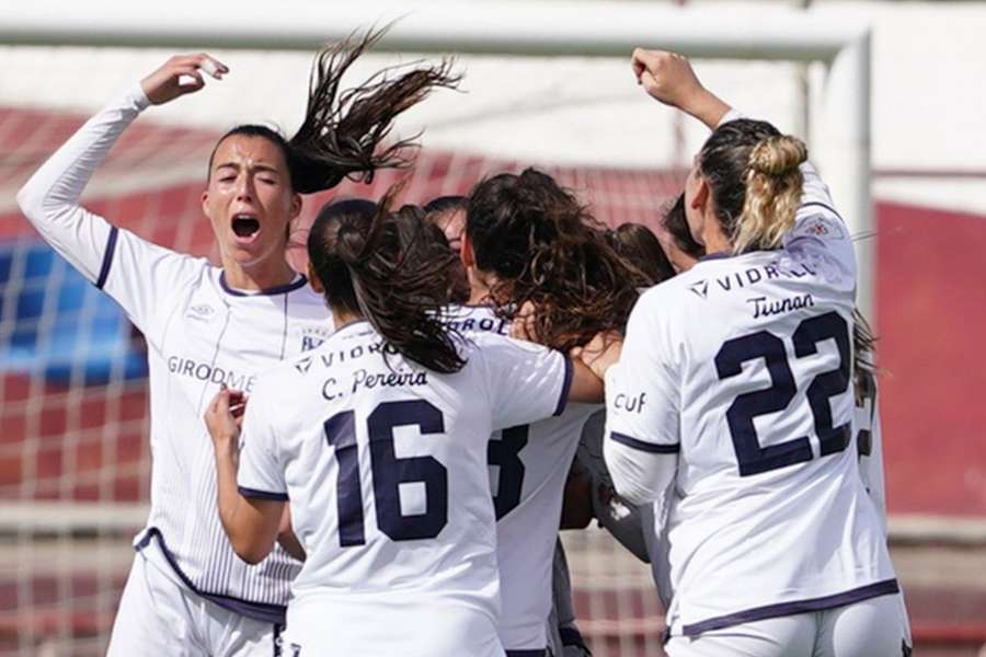Jogadoras do Torreense celebram golo