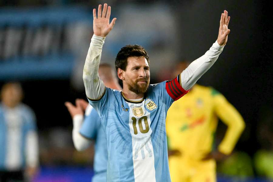 Messi é celebrado pela torcida no Monumental de Núñez Messi é celebrado pela torcida no Monumental de Núñez