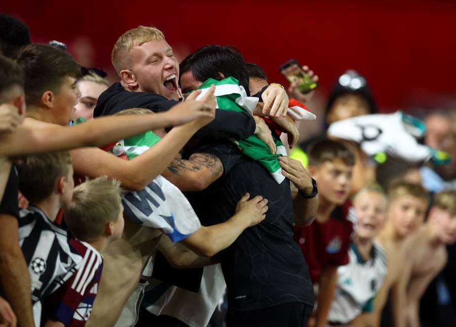 Sandro Tonali oslavuje s fanúšikmi Newcastlu.