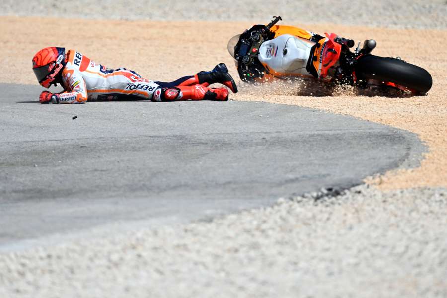 Marc Marquez op het asfalt na de crash met Miguel Oliveira