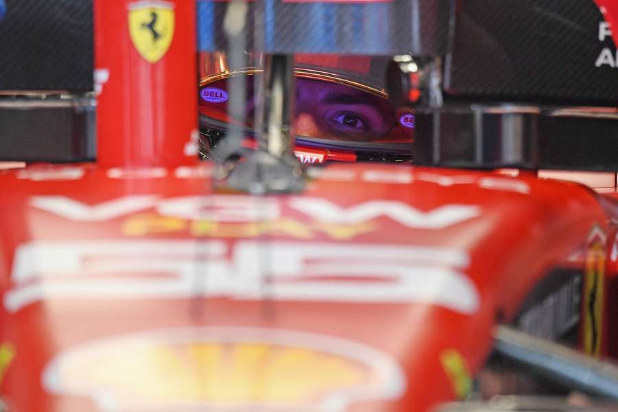 Carlos Sainz, concentrado desde el cockpit