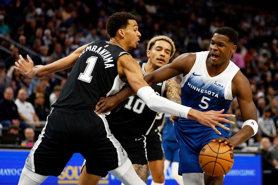 Anthony Edwards, de los Minnesota Timberwolves, lanza a canasta contra Victor Wembanyama, de los San Antonio Spurs.