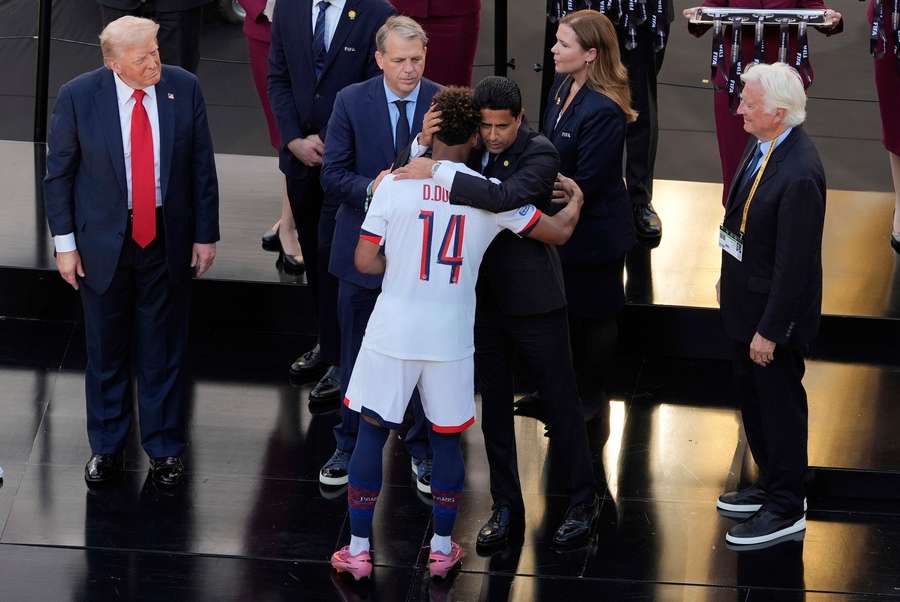Nasser Al-Khelaïfi îl îmbrățișează pe Desiré Doué