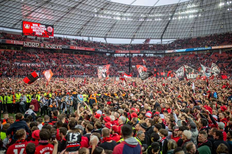 Fanii lui Leverkusen au luat cu asalt terenul după victoria cu 5:0 împotriva lui Bremen.