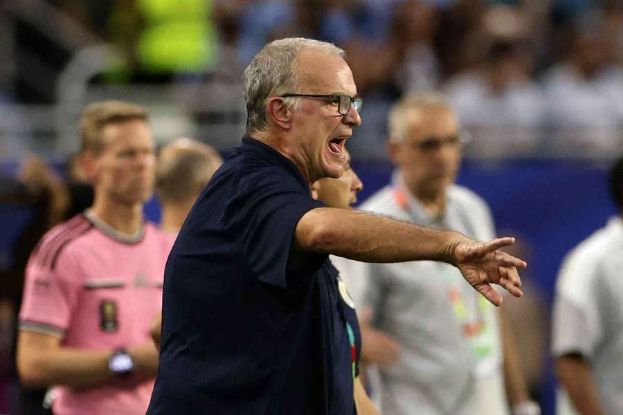 Selecționerul Uruguayului, Bielsa, explică momentul stânjenitor de la ședința foto FIFA Selecționerul Uruguayului, Bielsa, explică momentul stânjenitor de la ședința foto FIFA