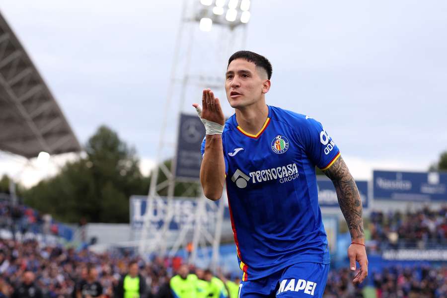 Satriano celebra su gol