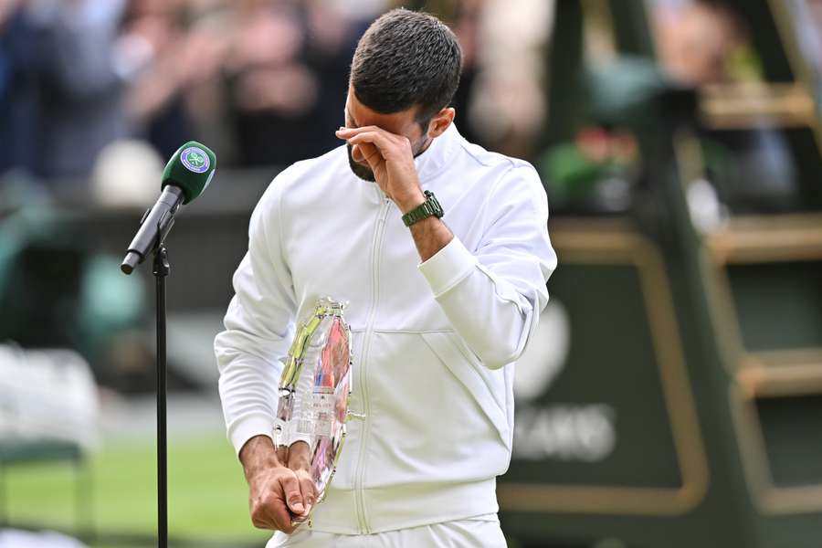 Novak Djokovic emociona-se ao falar com o público