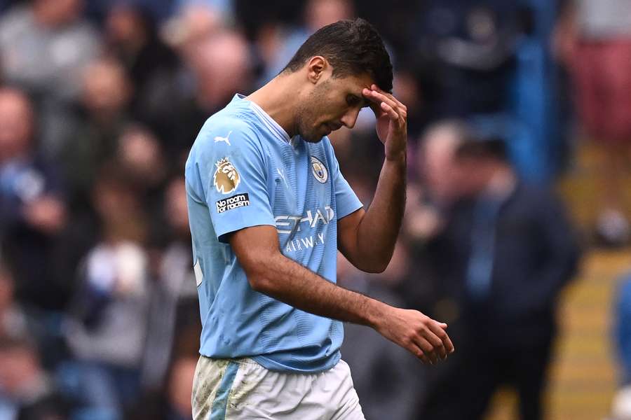 El centrocampista español del Manchester City #16 Rodri reacciona mientras abandona el terreno de juego tras ser expulsado