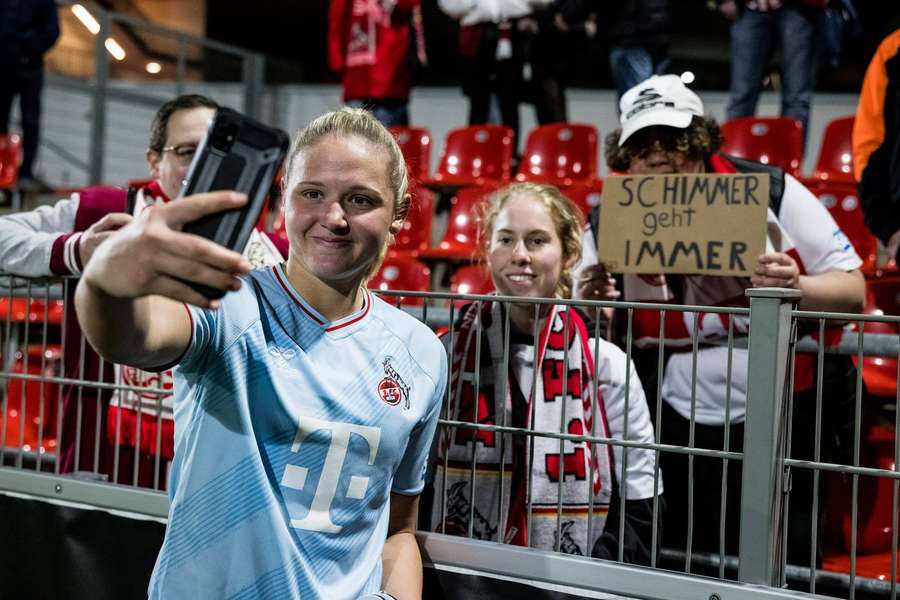 Köln-Spielerin Marleen Schimmer schhießt ein Selfie mit einem ihrer Fans