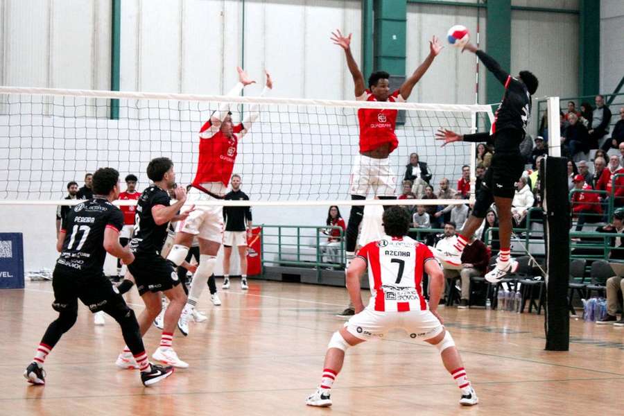 Benfica perdeu por 3-0 com o Leixões em Matosinhos Benfica perdeu por 3-0 com o Leixões em Matosinhos
